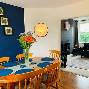 Chic 5 Bedroom House With Private Parking & Garden Holiday home